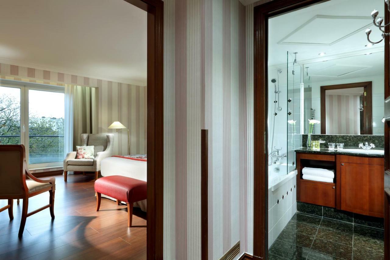 Eurostars Montgomery Bruksela Zewnętrze zdjęcie A suite at the hotel
